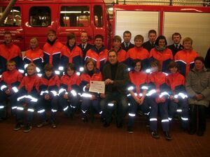 Stellv. Bürgermeister der Gemeinde Apen Huber bei der Übergabe der Spende an die Jugenfeuerwehr